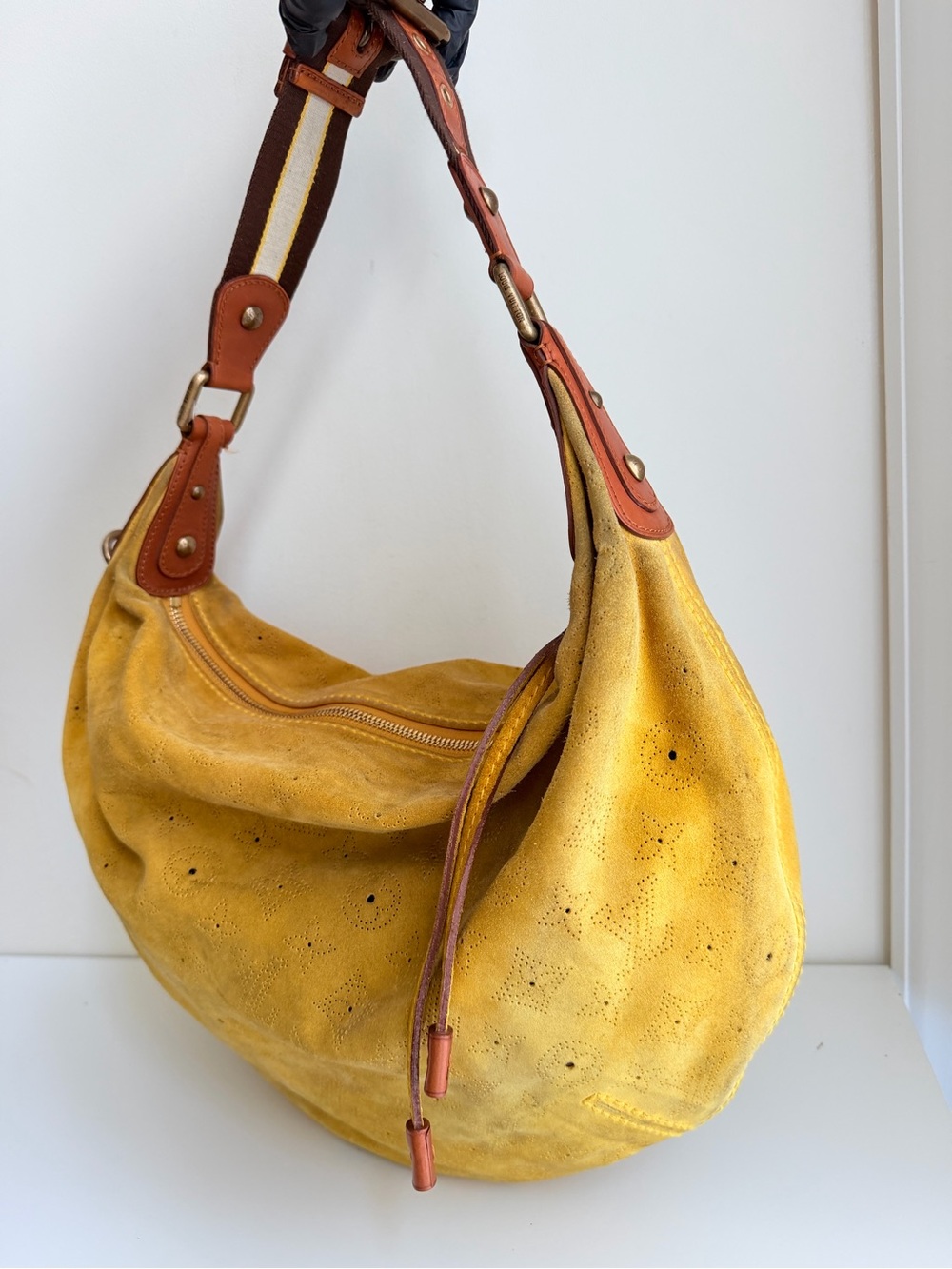 Authentic Louis Vuitton Mahina Onata Hobo Shoulder Bag - Picture 3 of 16